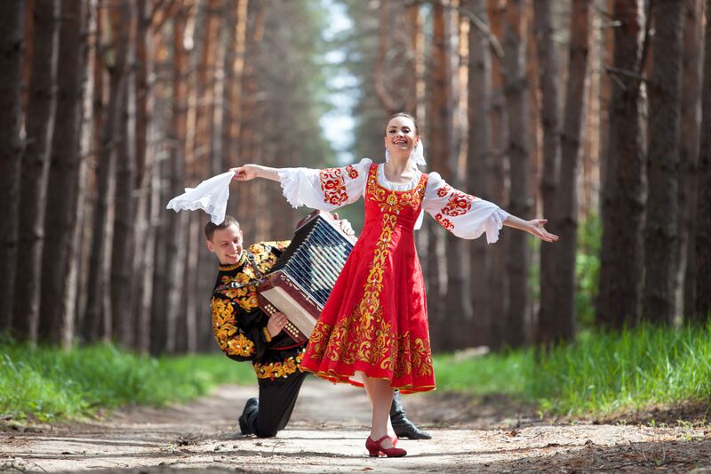 File:Couple in Russian traditional dress.jpg